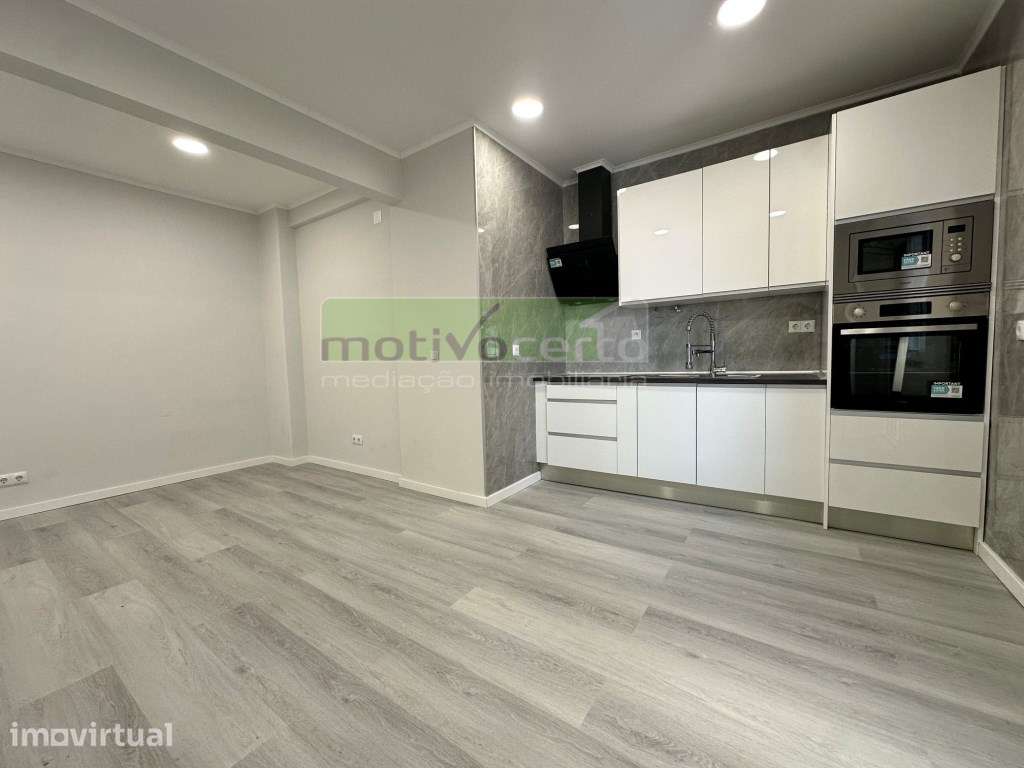 Viver no Centro da Amadora! T1 Remodelado, Junto á Estação de Combo... - Grande imagem: 4/19