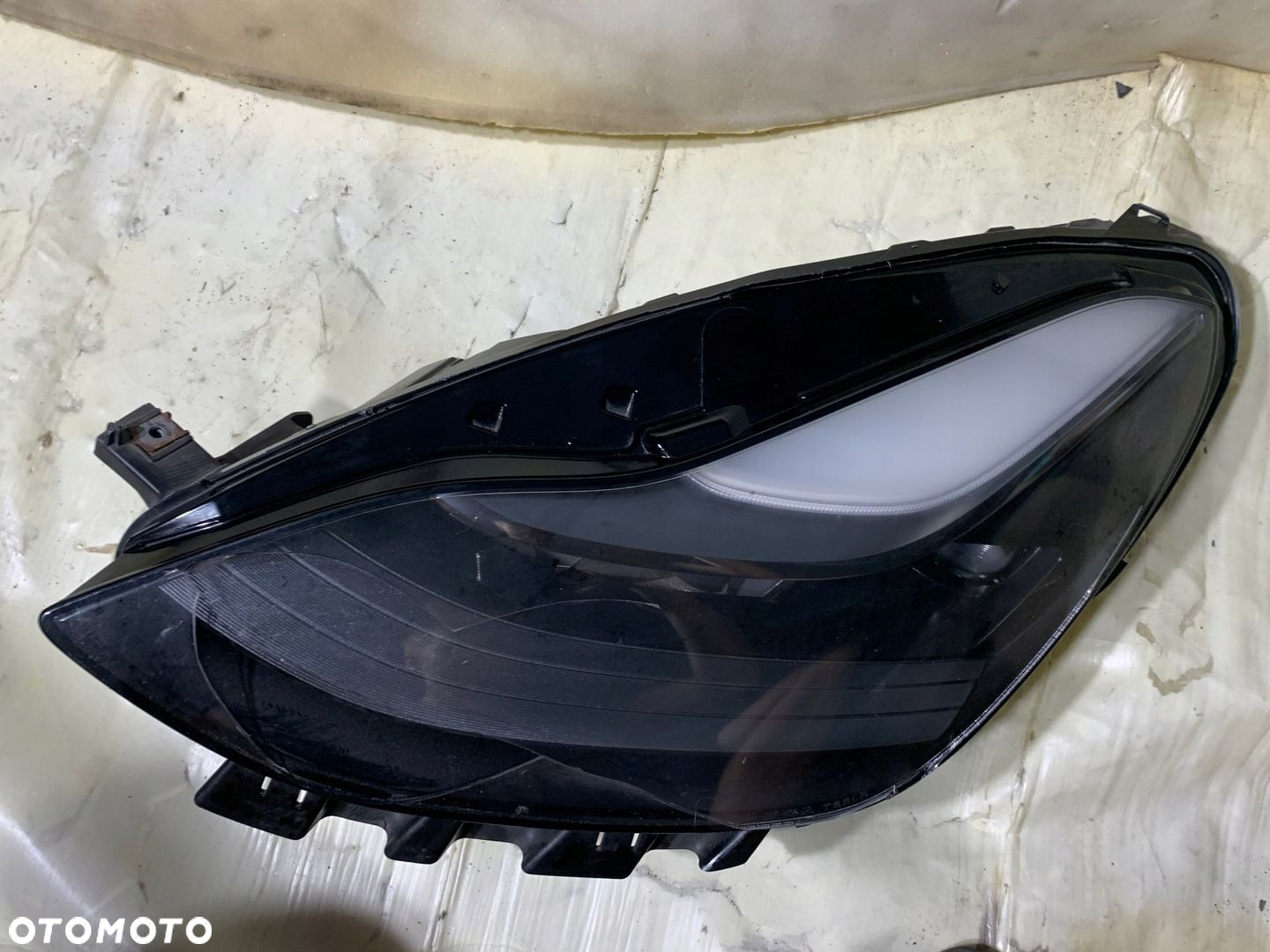 TESLA MODEL Y 2020 - LAMPA PRZEDNIA L - 4