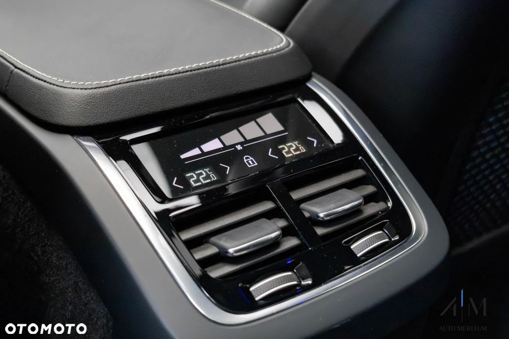 Volvo XC 90 B5 D AWD Ultimate Dark 7os - 32
