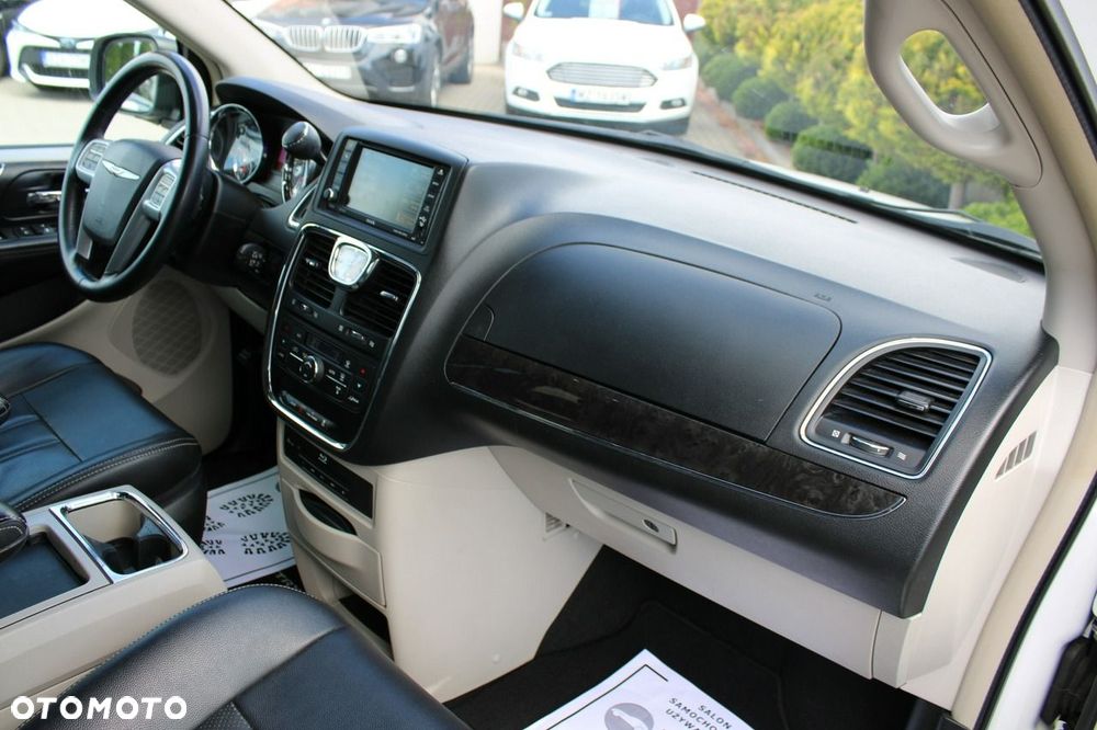 Chrysler Town & Country - 25