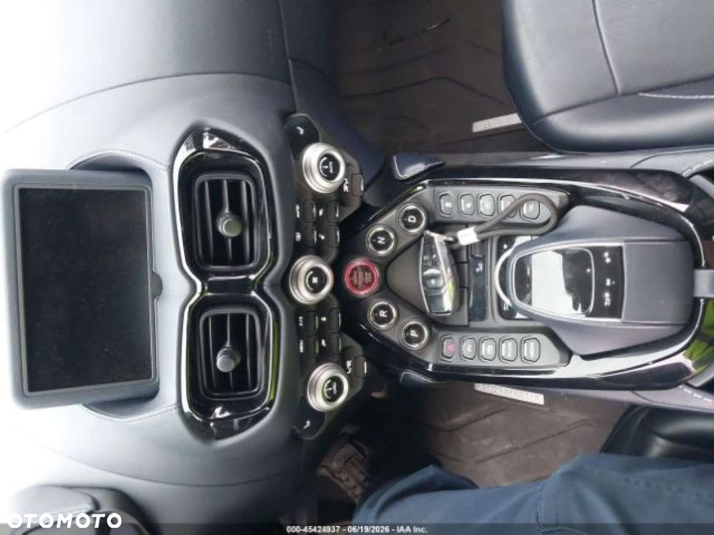 Aston Martin Vantage - 9