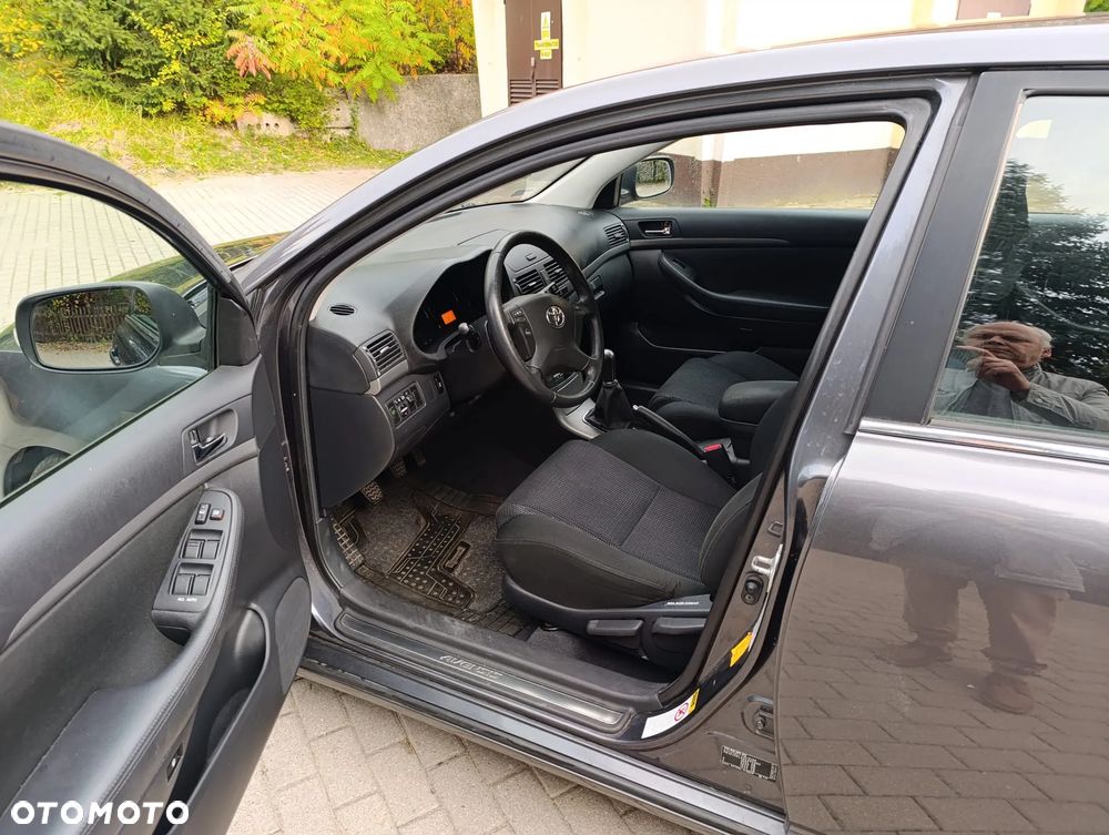 Toyota Avensis - 12