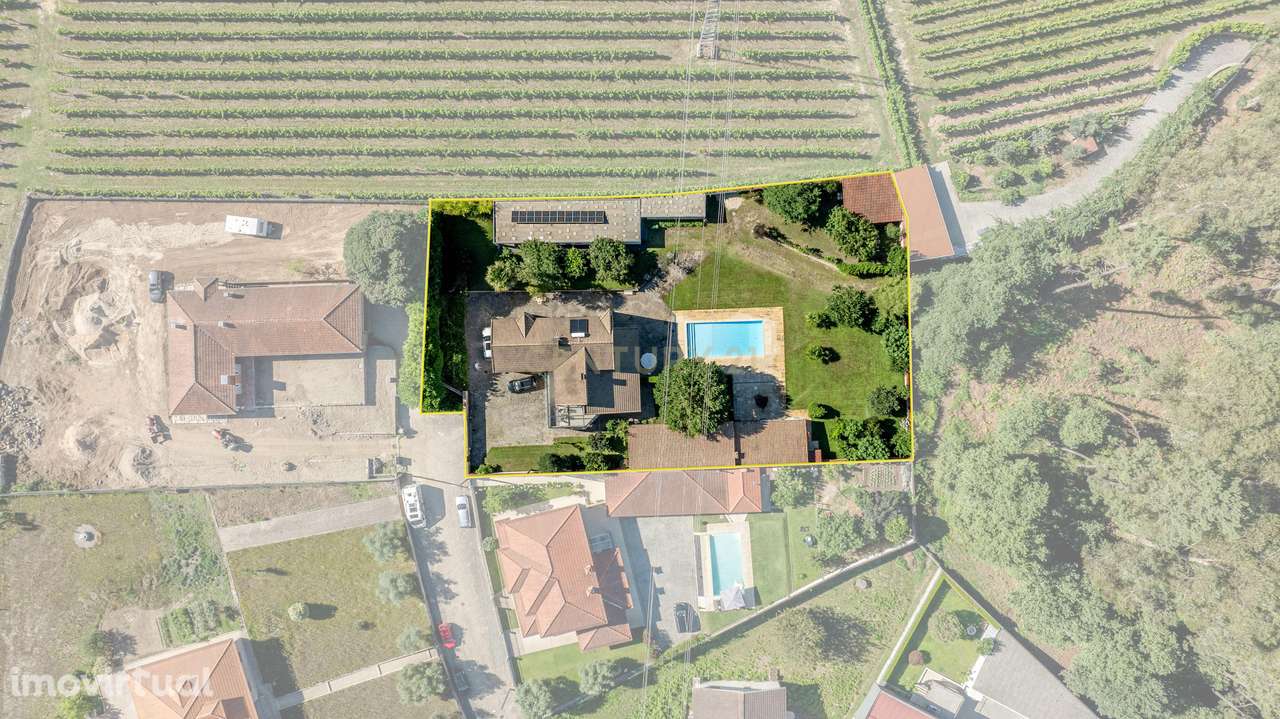 Casa Isolada com Piscina em Felgueiras com Jardim e Garagem Privativa - Grande imagem: 2/52