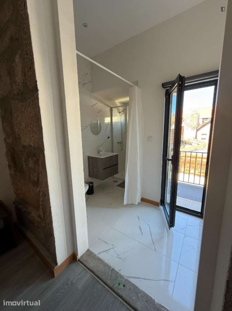 Quarto - localizado em Santa Marinha Porto - Grande imagem: 3/24