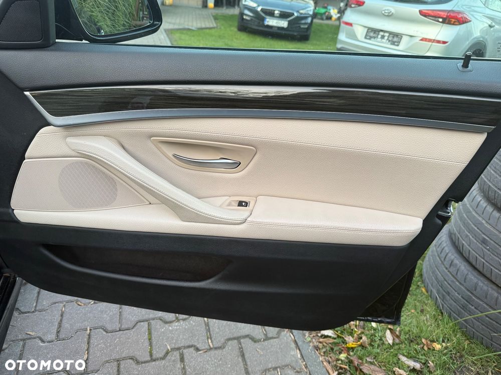 BMW Seria 5 525d Sport-Aut - 31