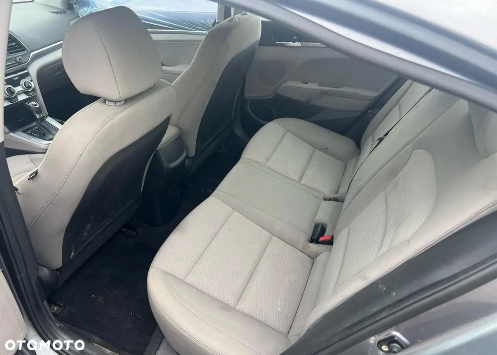 Hyundai Elantra - 10