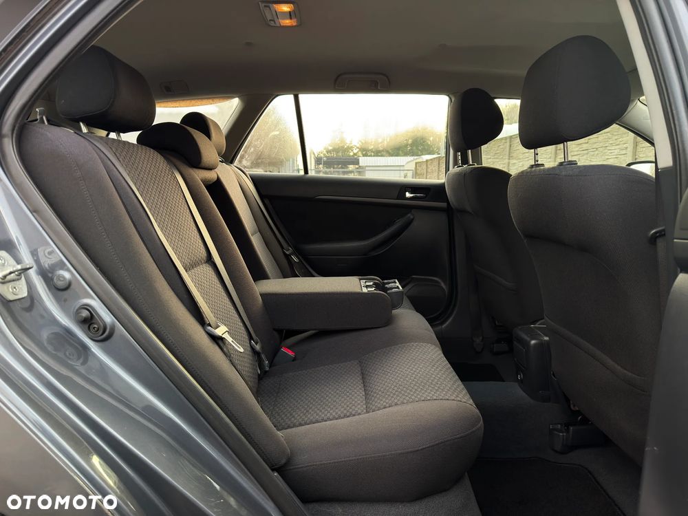 Toyota Avensis 2.0 VVT-i Sol - 20