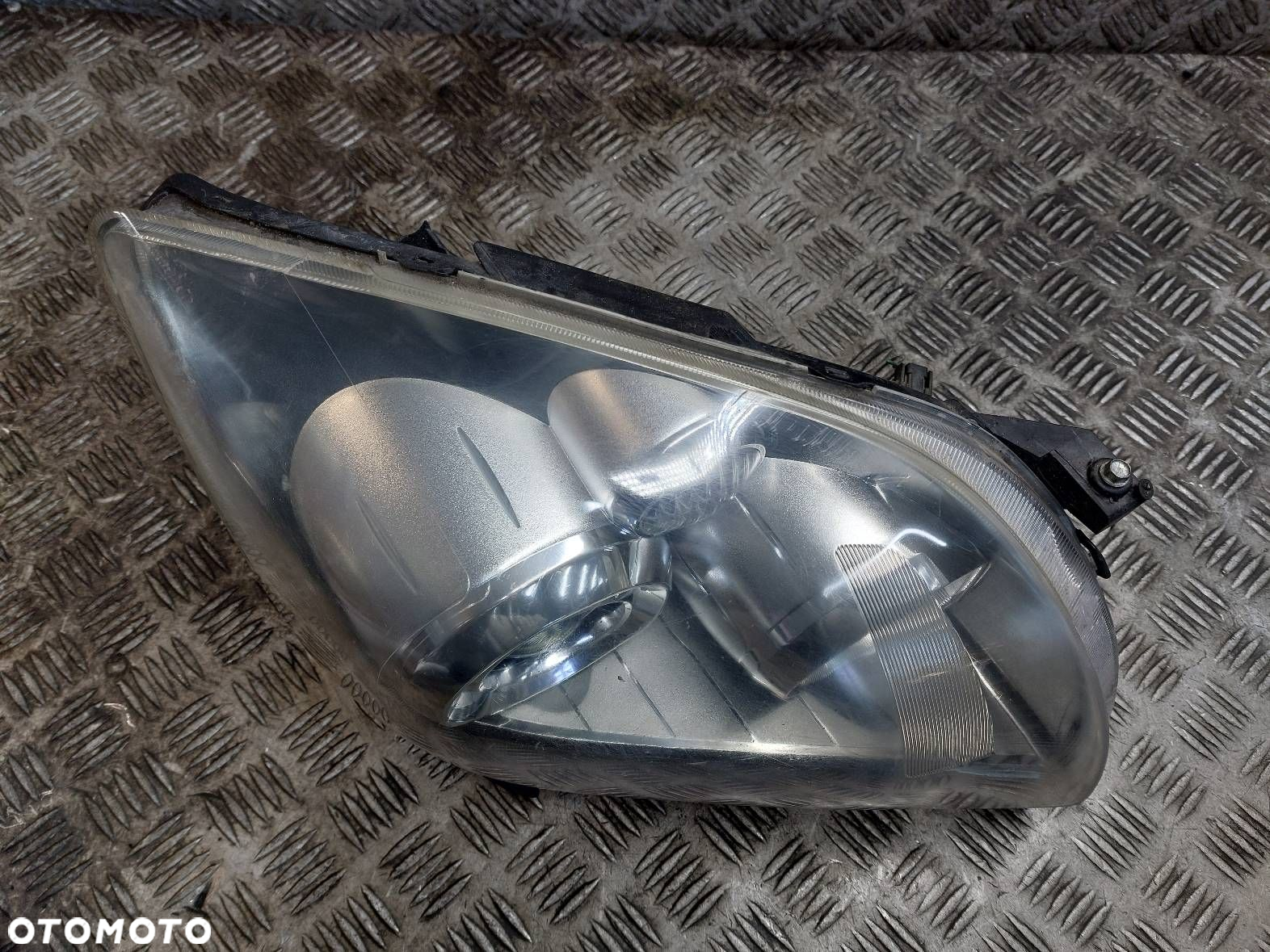 LAMPA PRAWY PRZÓD TOYOTA AVENSIS T25 LIFT EU EUROPA - 2