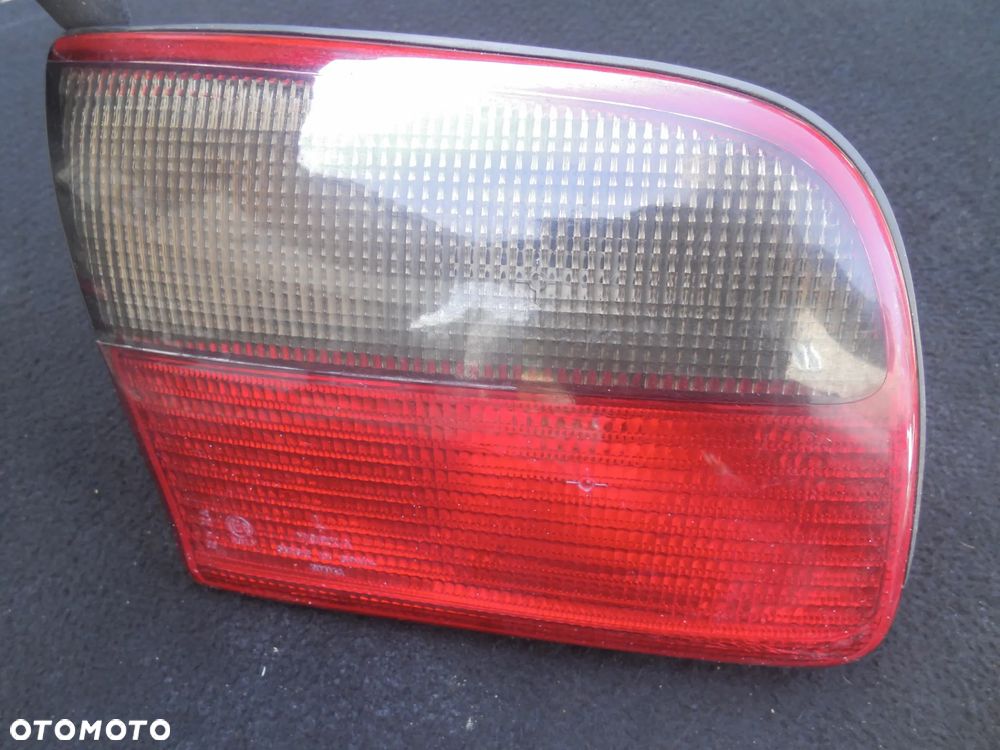 OPEL OMEGA B LAMPA LEWY TYŁ W KLAPĘ 45299 - 2
