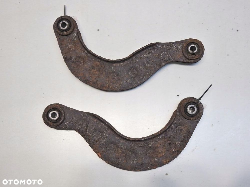 WAHACZ TYŁ TYLNY VOLVO V50 - 2