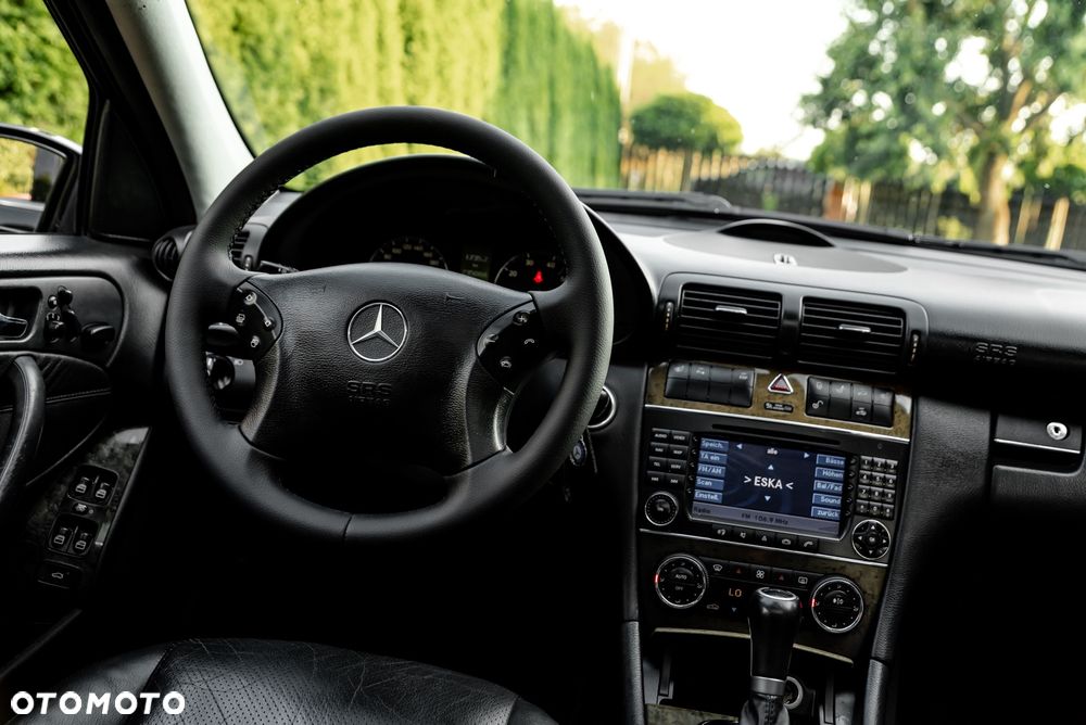 Mercedes-Benz Klasa C 320 4Matic Avantgarde Sport Edition - 36