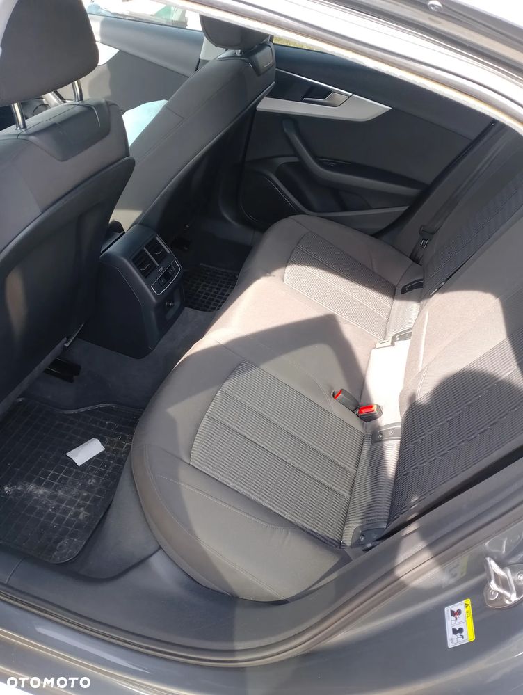 Audi A4 Limousine - 4