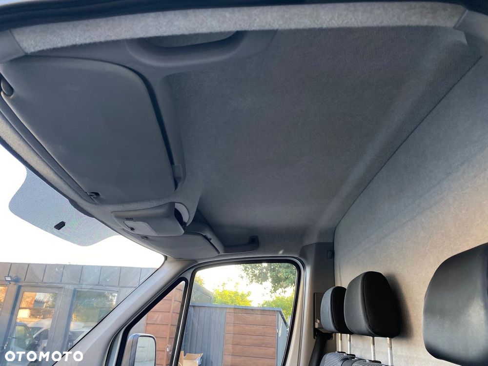 Mercedes-Benz Sprinter - 13