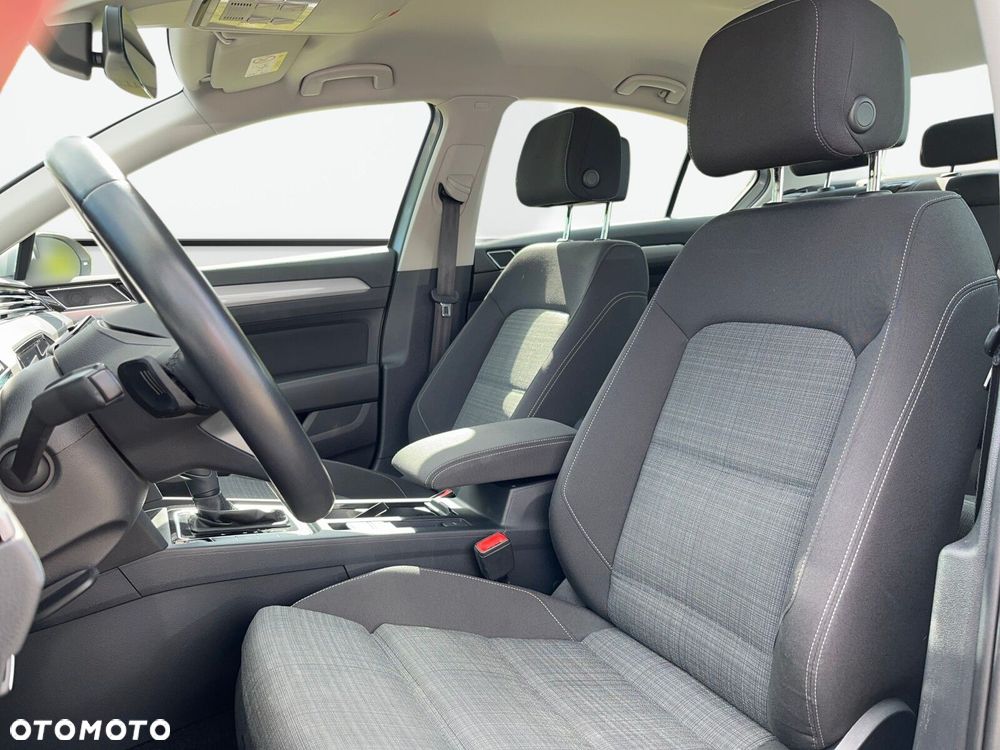 Volkswagen Passat - 12
