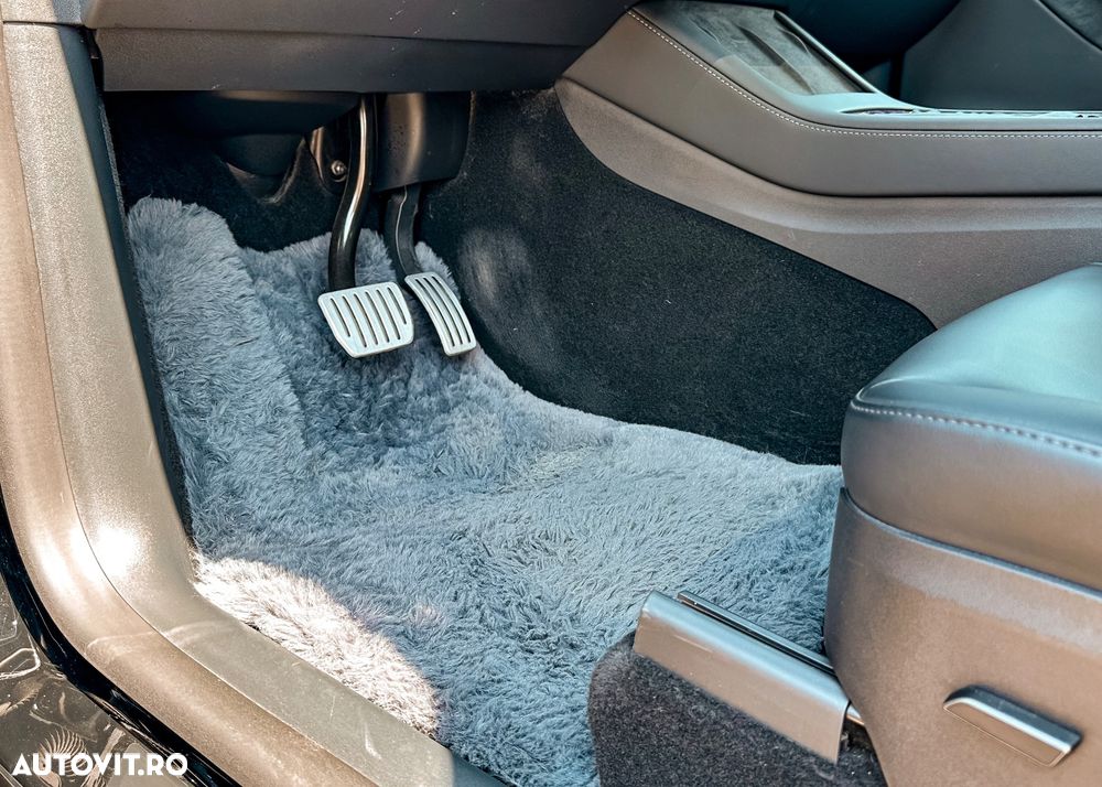 Tesla Model Y AWD Performance - 14