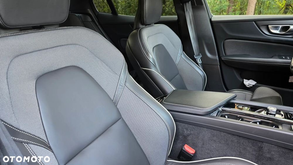 Volvo S60 B5 B AWD Ultimate Dark - 9