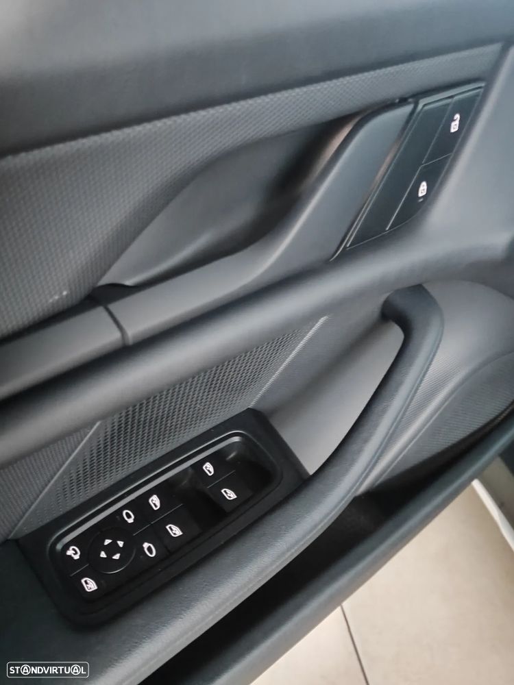 Porsche Taycan Cross Turismo 4 - 27