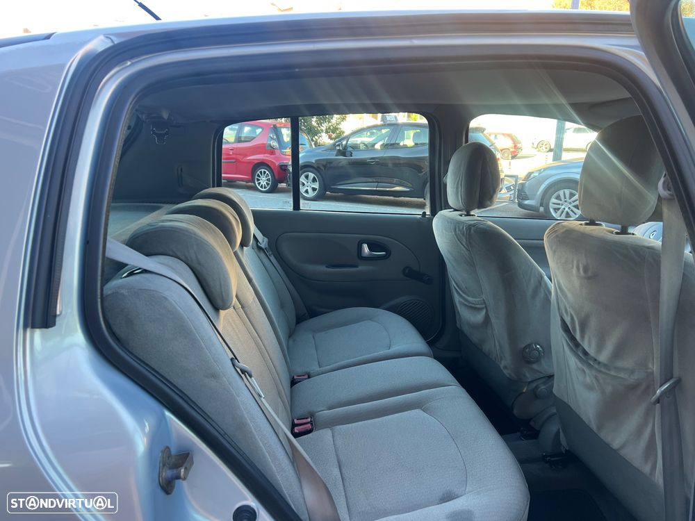 Renault Clio 1.2 16V Privilège - 11