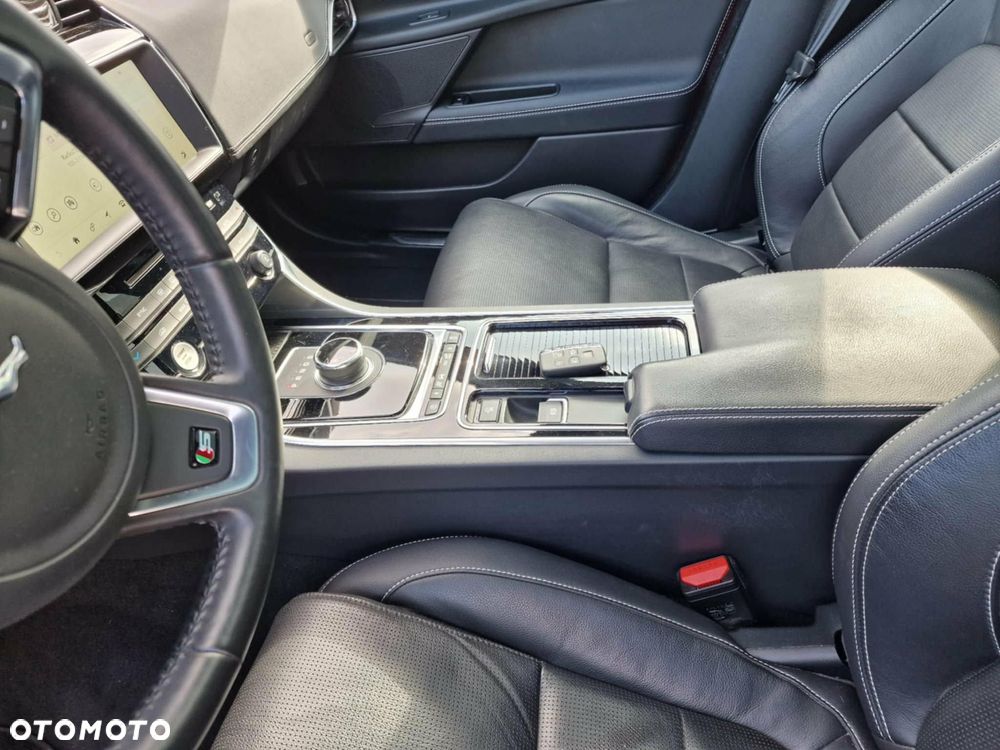 Jaguar XE S - 12