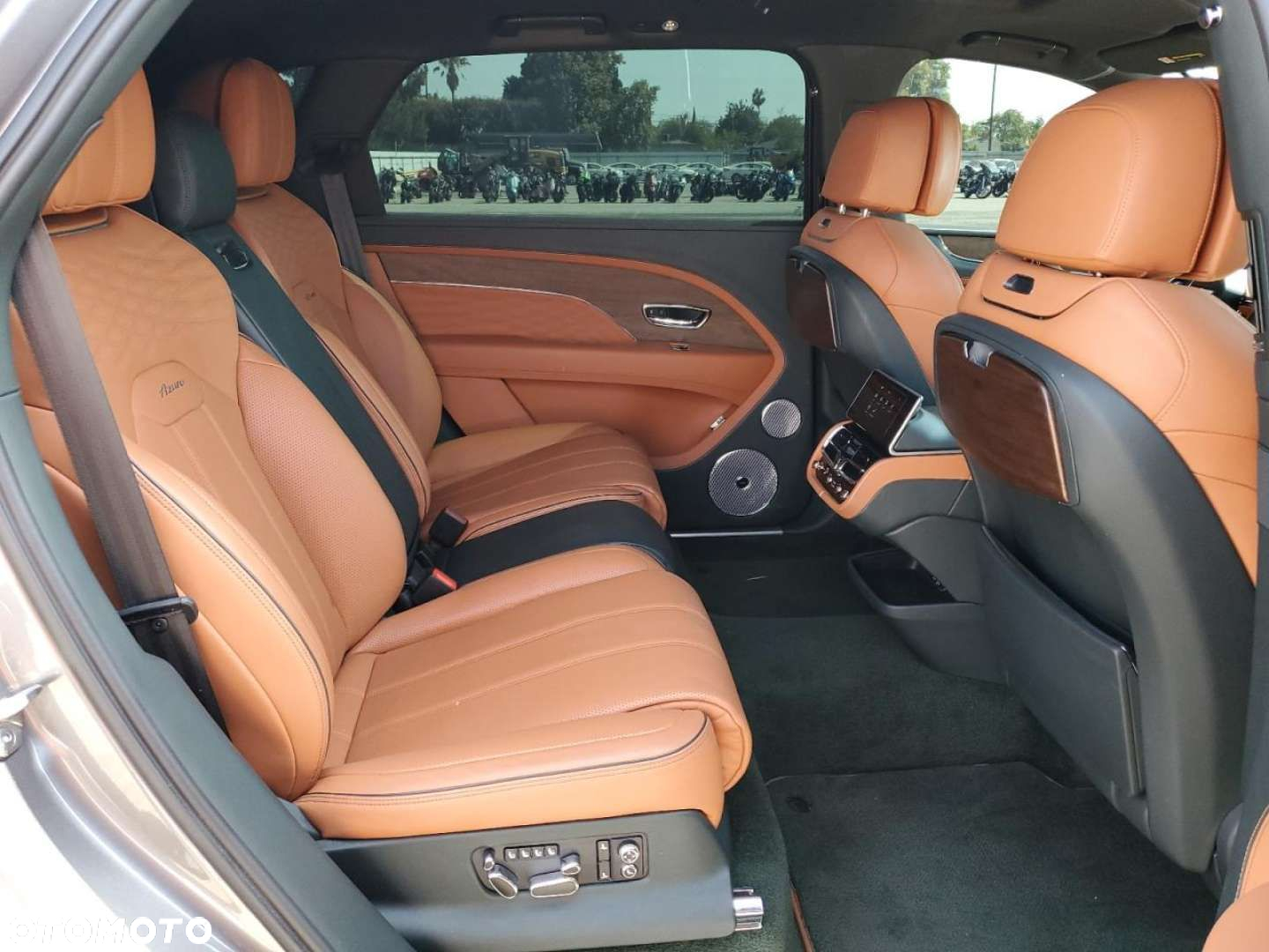 Bentley Bentayga - 2