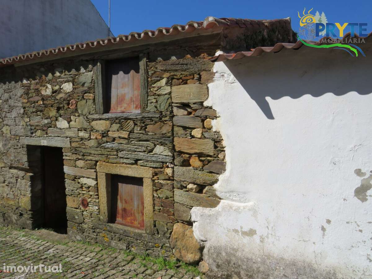 Refúgio minimalista em Sarzedas - A sua 'tiny hour' de pedra - Grande imagem: 3/15