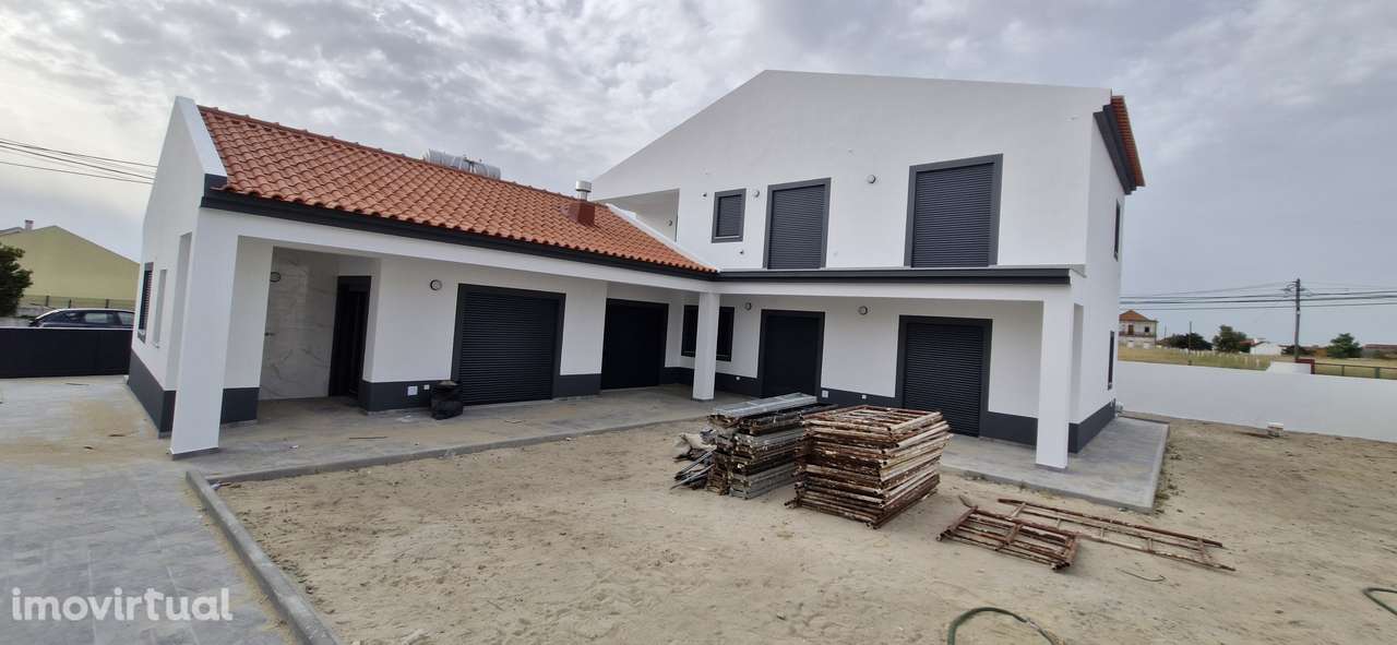 Moradia T5 isolada com garagem, jardim e vista campo - Grande imagem: 2/20