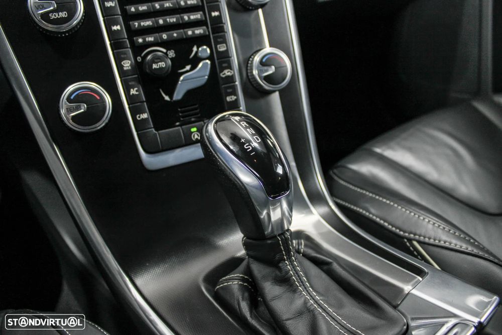 Volvo XC 60 2.0 D4 R-Design Geartronic - 44