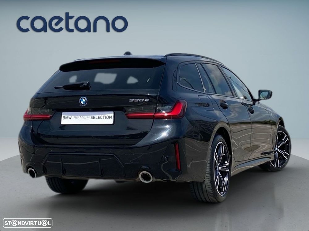BMW 330 e Pack Desportivo M Auto — fotografia 2