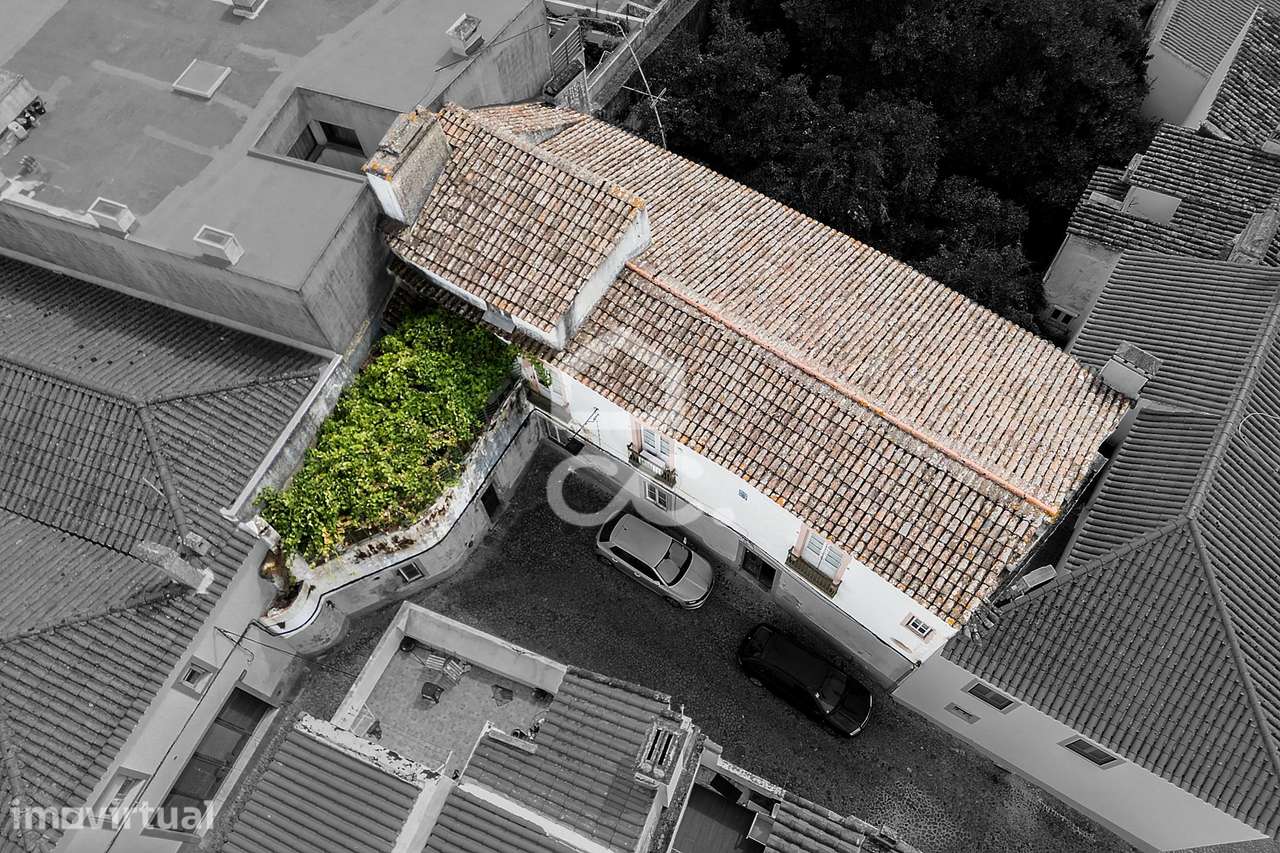 Moradia T3 Bifamiliar de 1º andar com Terraço no Centro Histórico de É - Grande imagem: 3/43