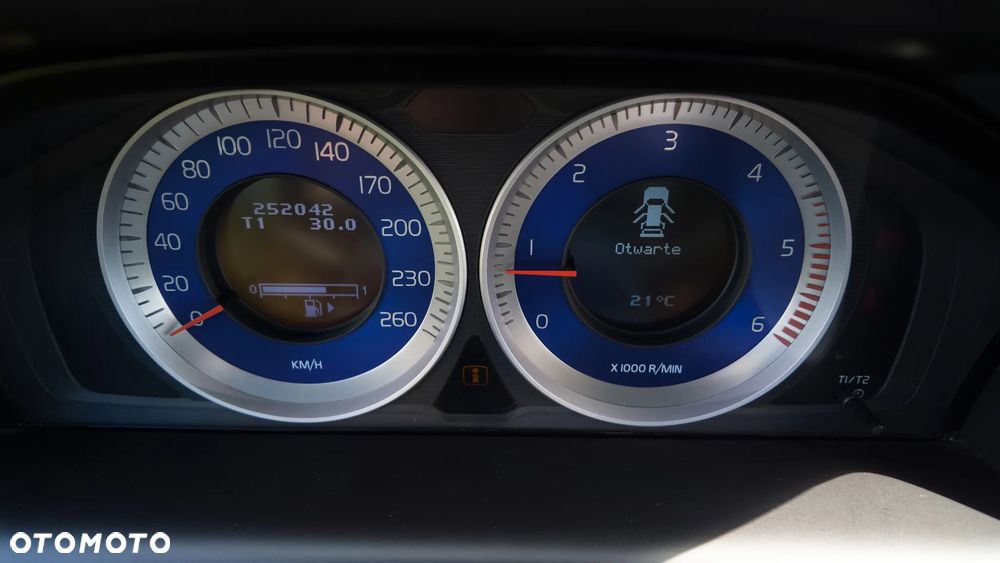 Volvo XC 60 2.4D AWD R-Design - 4