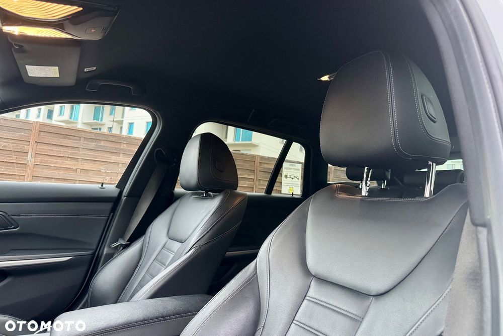 BMW Seria 3 330i Sport Line - 34
