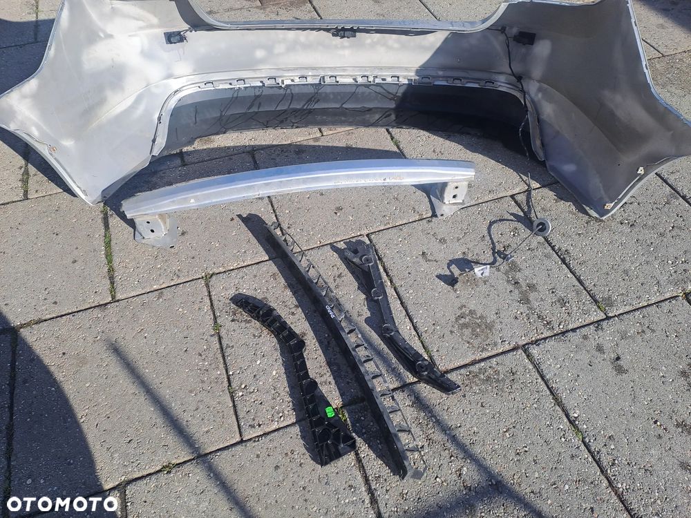 Skoda Rapid LIFTBACK zderzak tylny z PDC kod lakieru LA7W-9156 belka ślizgi i inne - 2