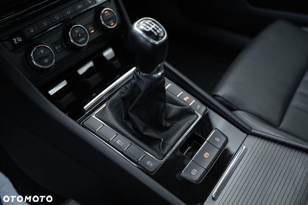 Skoda Superb 2.0 TDI Sportline - 24