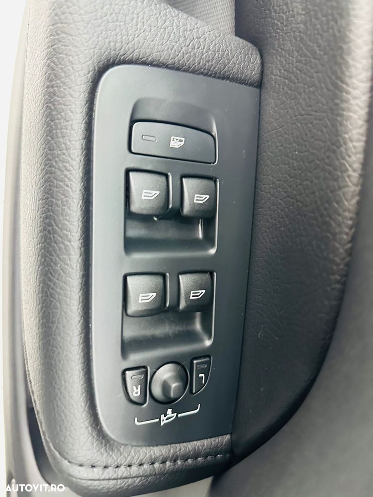 Volvo XC 60 B4 MHEV AT8 FWD Momentum Pro - 12