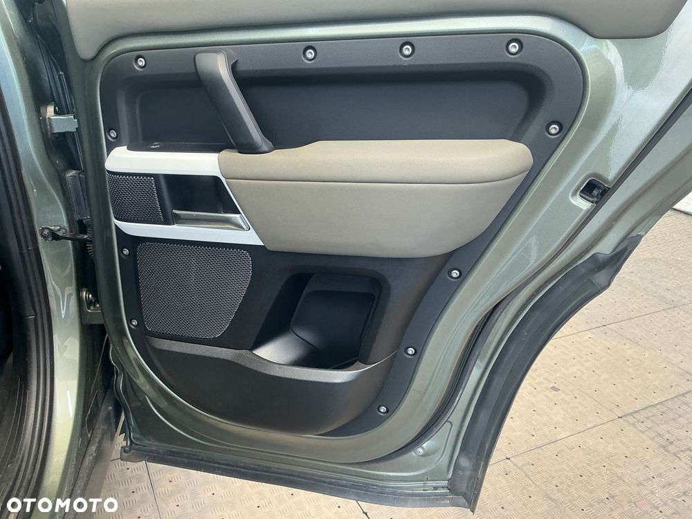 Land Rover Defender 110 D200 SE - 22