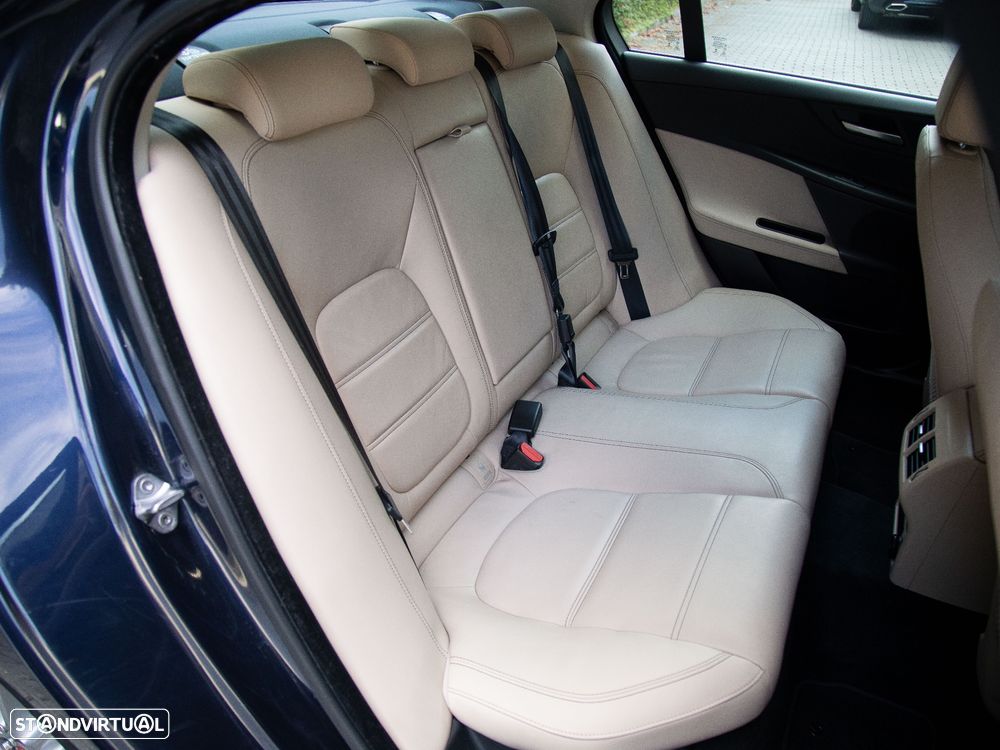 Jaguar XE 2.0 D Prestige - 17