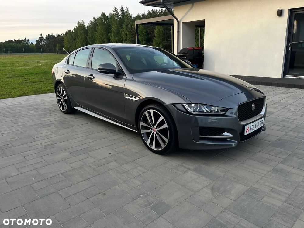 Jaguar XE 2.0 D AWD R-Sport - 3