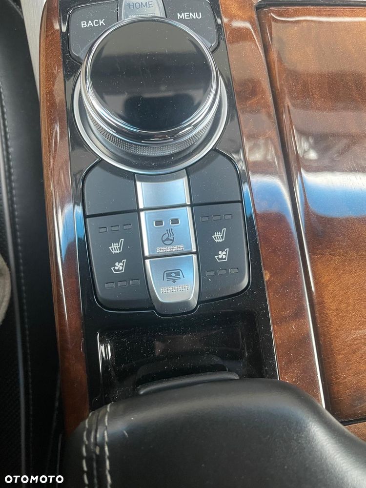 Genesis G90 - 36