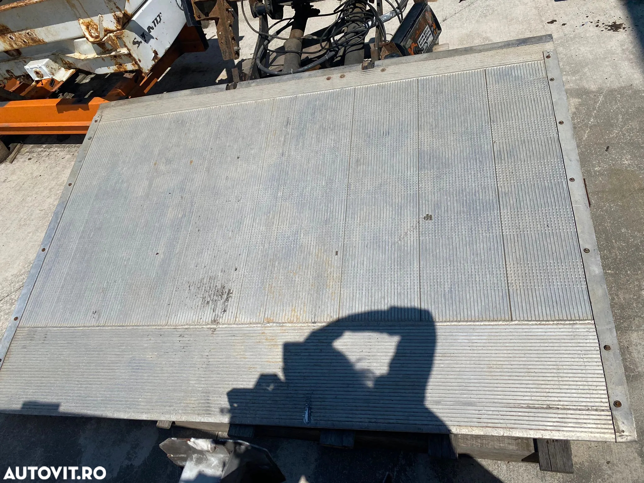 Lift Hidraulic  An fabricatie 2009  Capacitate 500 kg  Lungime platforma 144 cm  Latime platforma 202 cm - 7