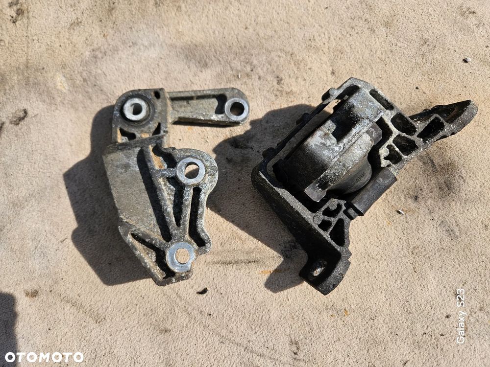 Łapa poduszka silnika wspornik Mazda 3 I BK 2,0 b 110kW 150KM 2003-2009r - 1