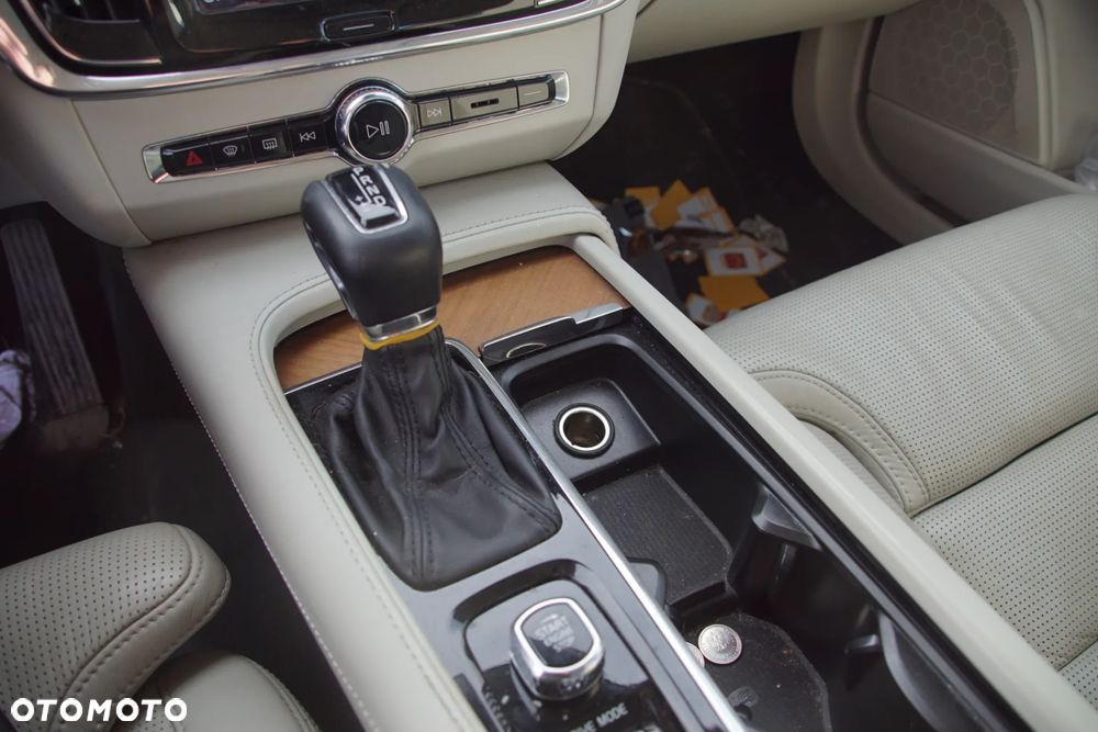 Auto na części - Volvo S90 II 2.0 D5 D4204T23 TG-81SC 717 2018R Silnik Skrzynia Drzwi Błotnik Klapa Zderzak Lusterko Klamka Szyba Lampa Deska Kokpit Sterownik Moduł Czujnik Licznik Wyświetlacz Panel Kierownica - 14