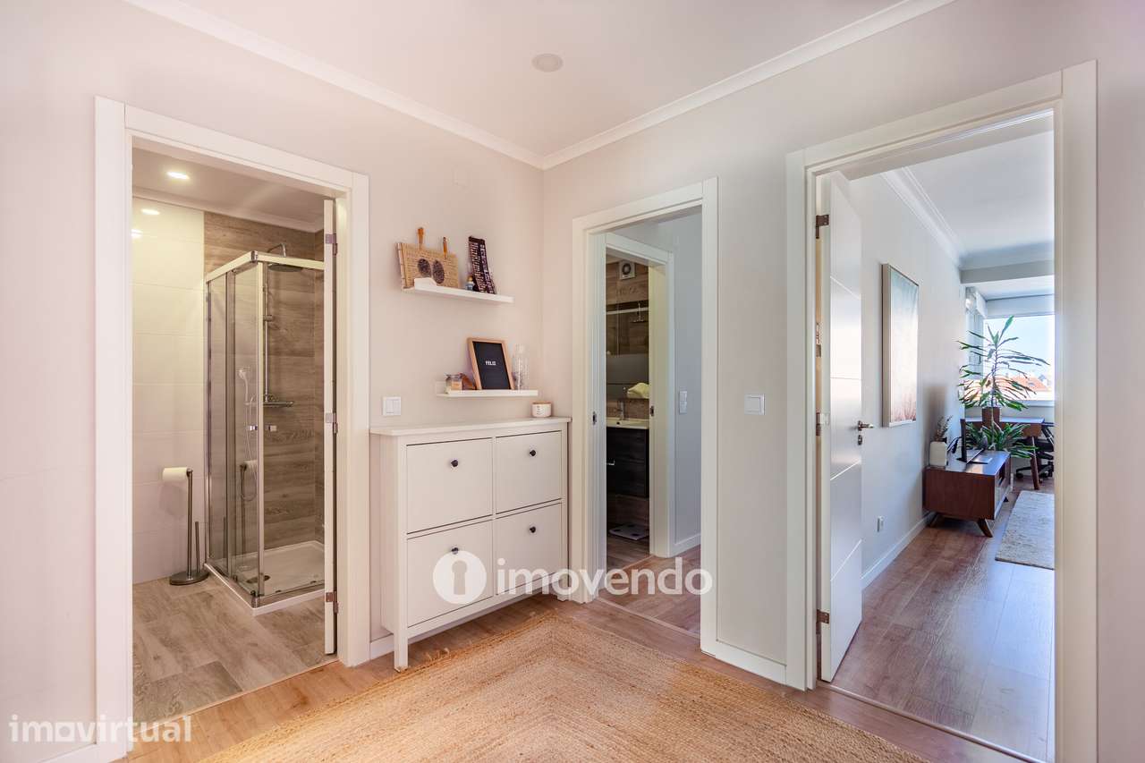 Apartamento T2, totalmente renovado e com áreas amplas, em Benfica - Grande imagem: 2/53