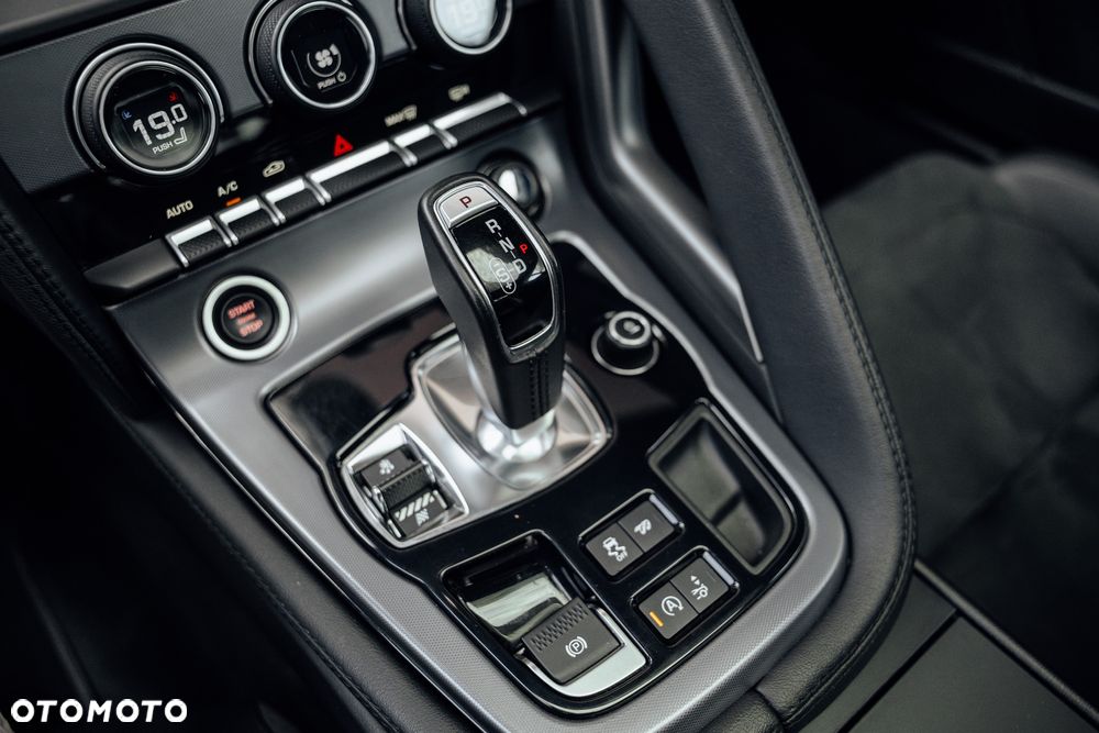 Jaguar F-Type 2.0 Chequered Flag - 6