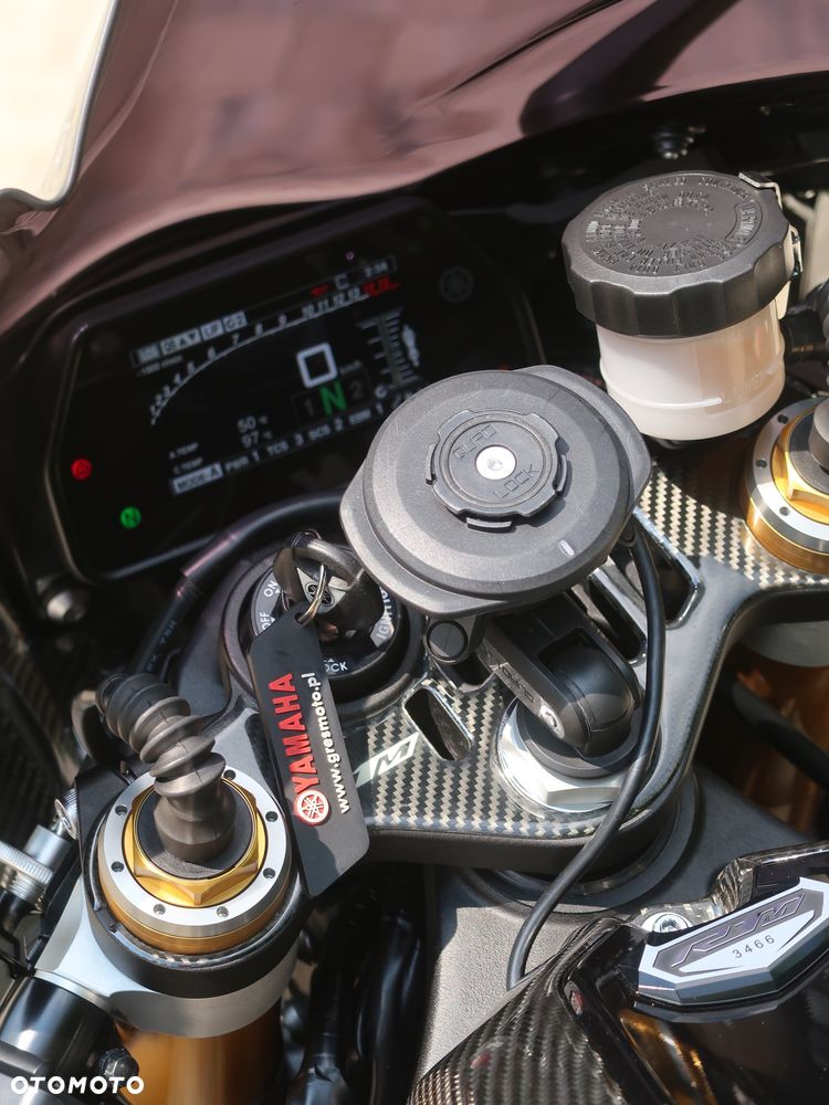 Yamaha R1 - 18