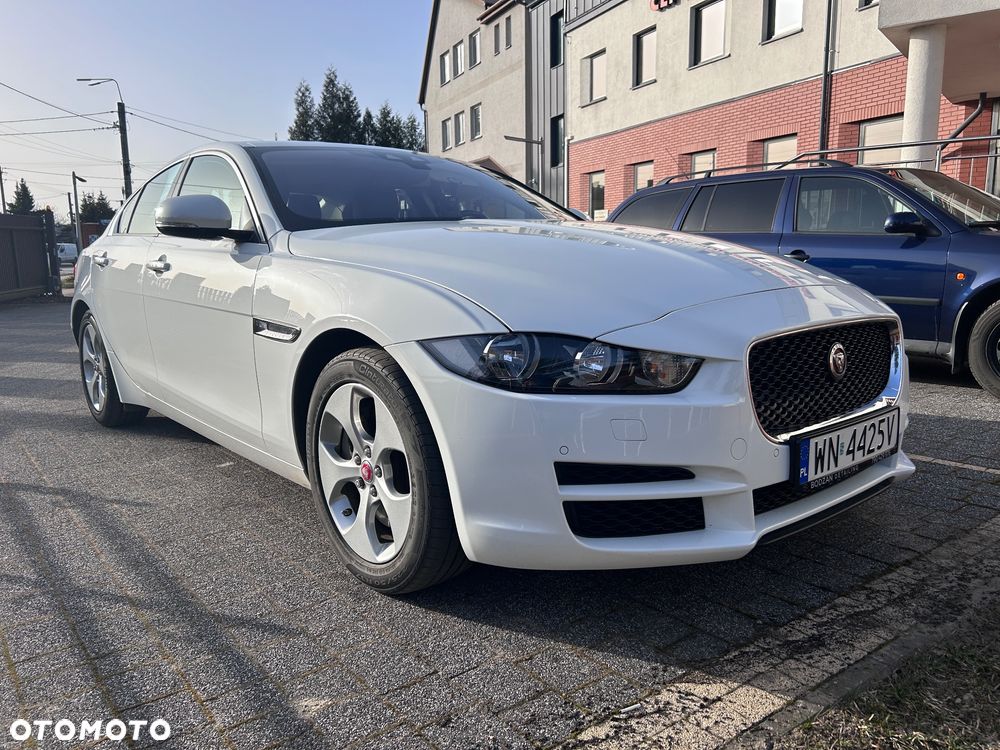 Jaguar XE 25t Pure - 3