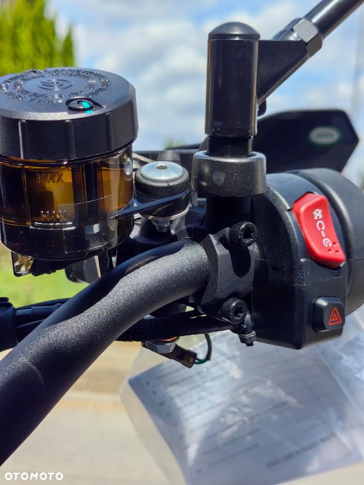 QJMOTOR SRT900SX - 7