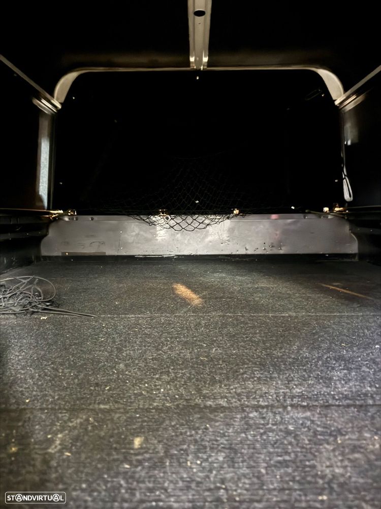 Land Rover Defender - 20