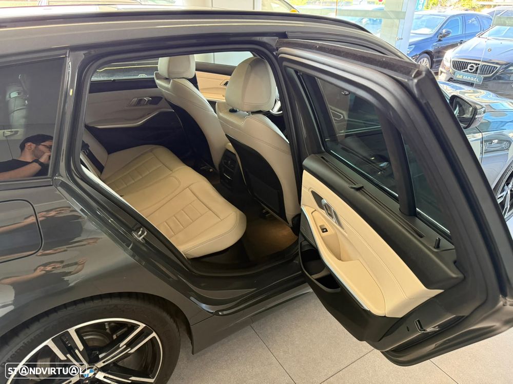 BMW 320 d Pack Desportivo M Auto - 36