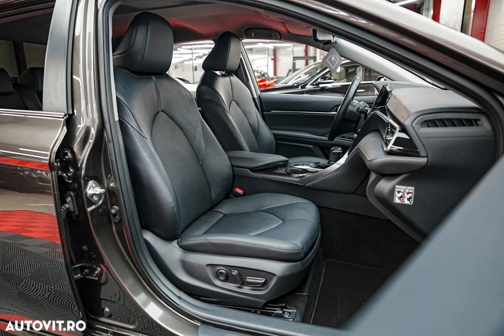 Toyota Camry Luxury - 8