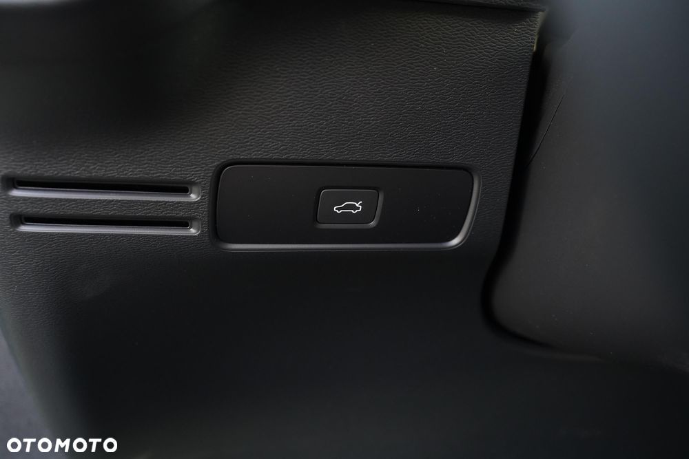 Volvo XC 40 B3 Plus Dark - 8